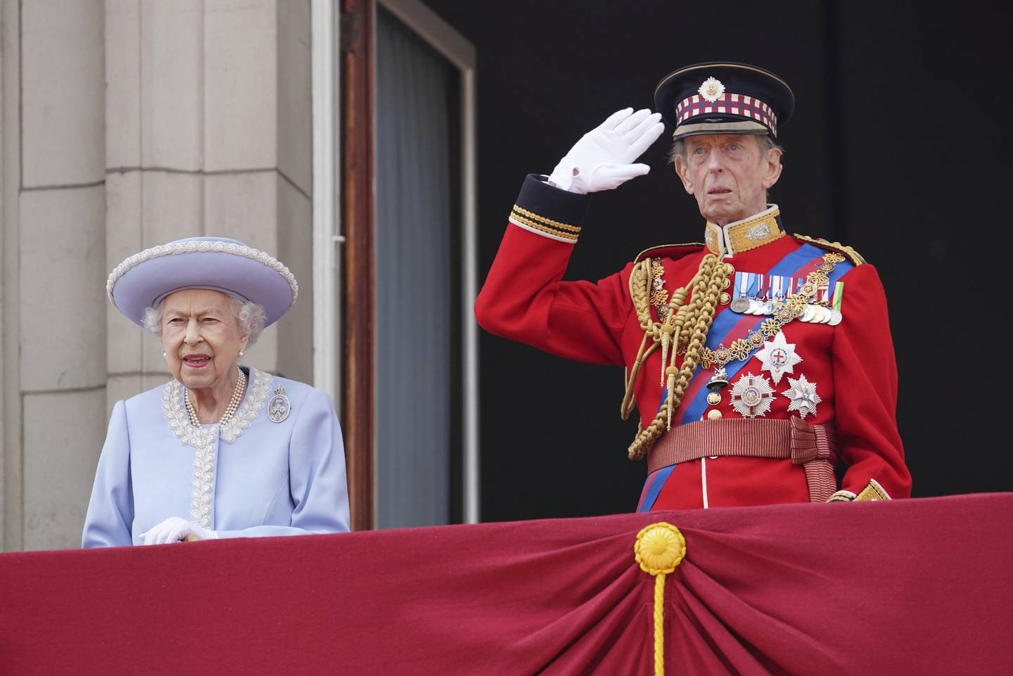 Dronning Elizabeth og hertugen av Kent på balkongen på Buckingham Palace under den militære seremonien Trooping the Colour. Foto: Jonathan Brady / Pool Photo via AP / NTB