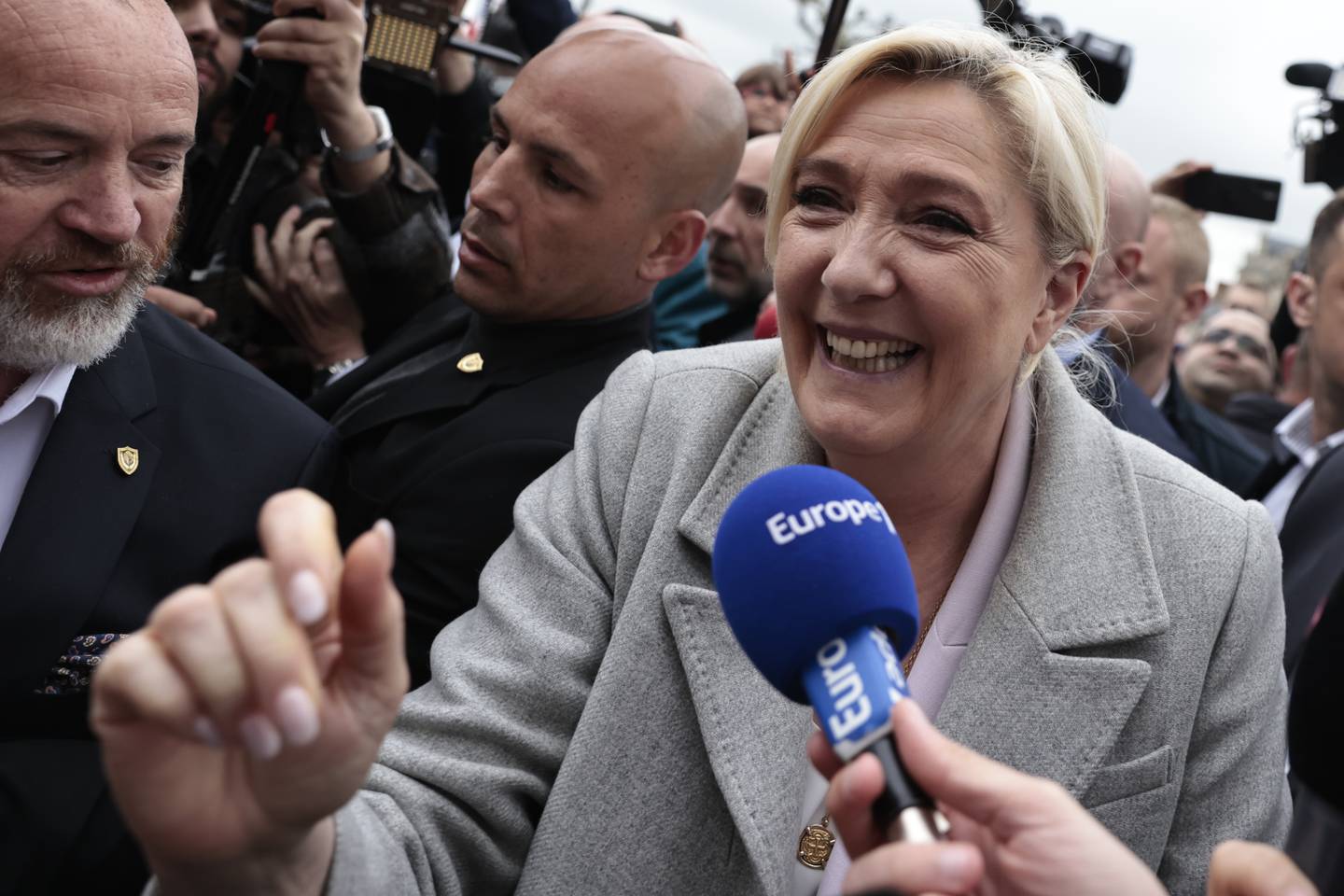 Høyreradikale Marine Le Pen er Macrons største motstander. Men på målingene ligger hun stadig bak. Spørsmålet er likevel hva ubesluttsomme velgere ender opp med – og hvor stor andel som velger å sitte hjemme. Foto: Jeremias Gonzalez / AP / NTB