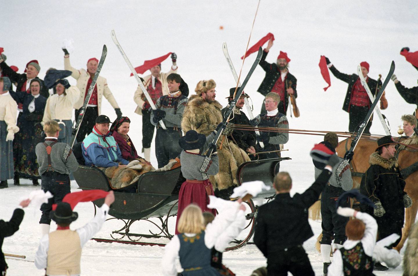 1994: Vinter-OL på Lillehammer ble et boost for bunadsinteressen. Og mange sperret øynene opp da dronning Sonja stilte på åpningssermonien med ny beltestakk fra Øst-Telemark.