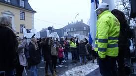 Demonstrerte før rettssak i Finland: – Vi stiller Jesus for retten