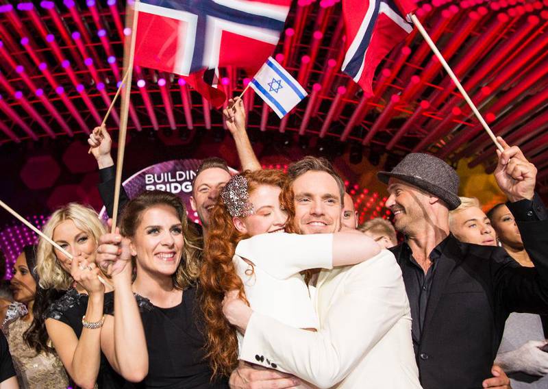 Den norske delegasjonen jubler etter at kveldens finaleplass er sikret. Foran Debrah Scarlett og Kjetil Mørland som skal fremføre «A Monster Like Me».