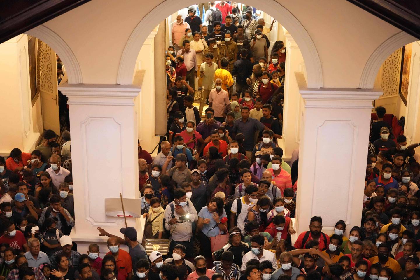 Folk fyller gangene i Sri Lankas presidentpalass etter at palasset ble stormet og president Gotabaya Rajapaksa ble tvunget til å gå av. Foto: Eranga Jayawardena / AP / NTB