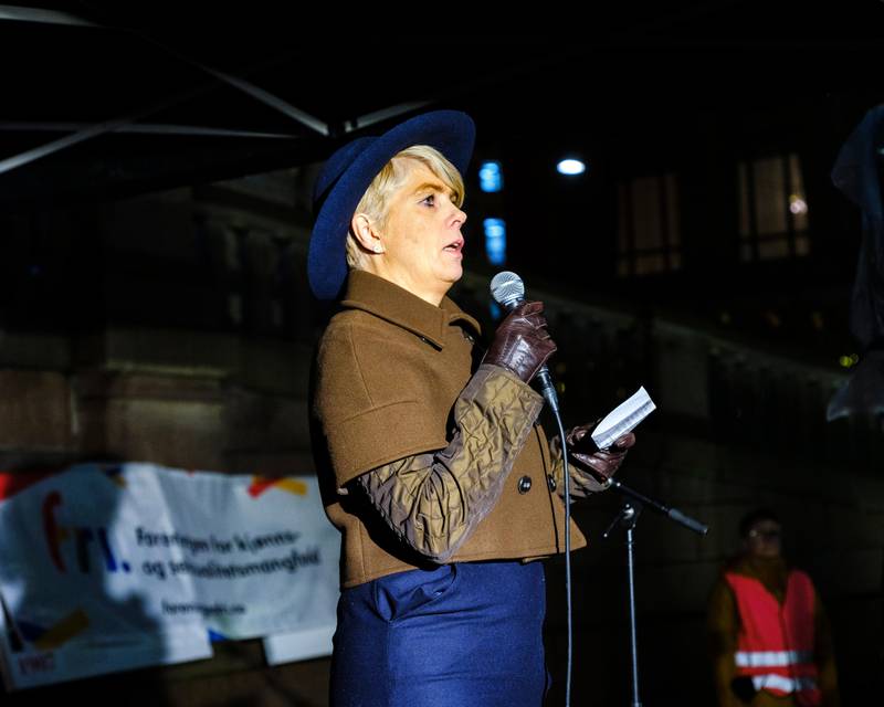 Demonstrasjon mot konverteringsterapi foran Stortinget. Kristin Gunleiksrud Raaum (leder i Kirkerådet)
