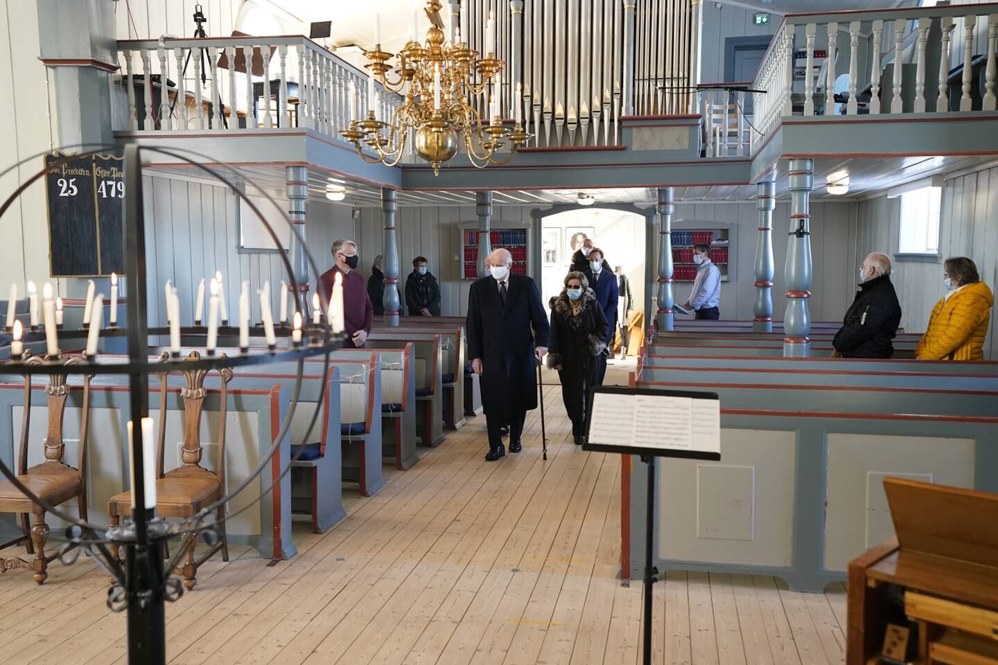 Gjerdrum 20210103. 
Kong Harald, dronning Sonja og kronprins Haakon tenner lys i Gjerdrum kirke for å minnes ofrene etter jordraset i Ask.
Foto: Lise Åserud / NTB / POOL