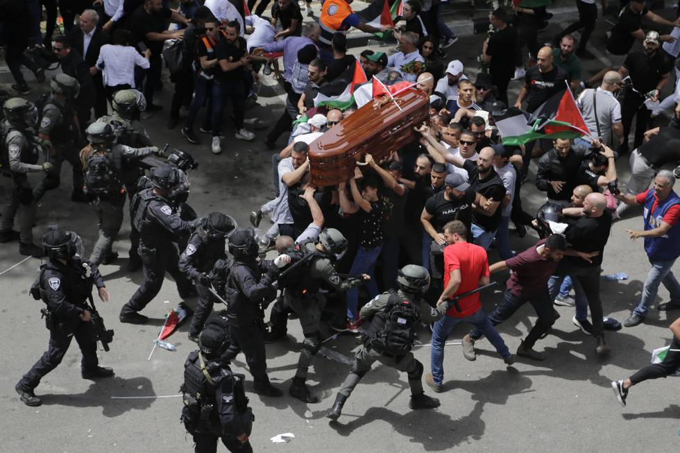 Israelsk opprørspoliti gikk fredag løs på gravfølget til den drepte palestinske Al Jazeera-journalisten Shireen Abu Akleh i okkuperte Øst-Jerusalem. Foto: AP / NTB