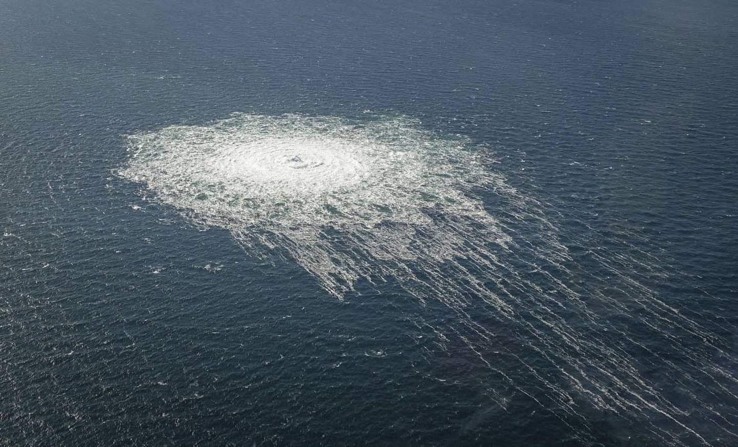 Det er oppdaga lekkasjar på gassrøyrleidningane Nord Stream 1 og 2 utanfor den danske øya Bornholm. Foto: Danske forsvaret / NTB / NPK