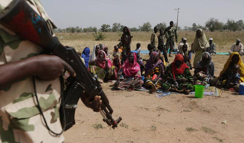 Soldater voktert mennesker på flukt fra Boko Haram.
