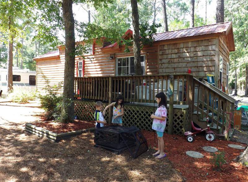 Syskena Jessica, Evan og Jasmine Baird leikar seg utanfor huset deira, som står på ein tilhengar i South Carolina, USA. 