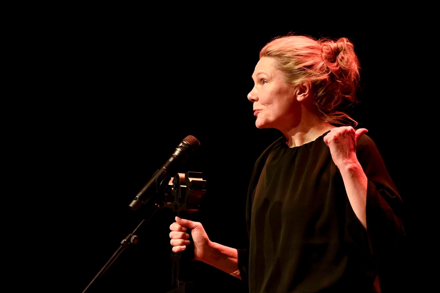 Lena Lindgren ble prisvinner i kategorien Sakprosa med «Ekko» under utdelingen av Brageprisen 2021 på Dansens Hus i Oslo.
Foto: Annika Byrde / NTB