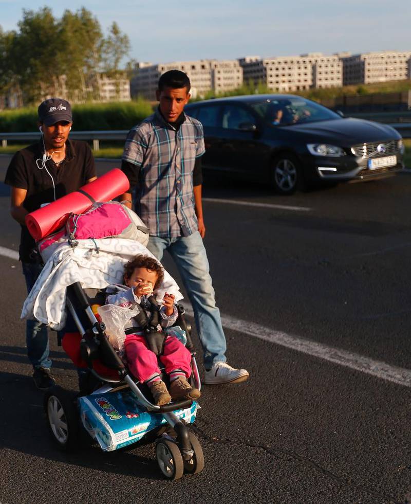 Også barn og unge er med i gruppen av flyktninger som har begynt å gå mot Østerrike. Foto: REUTERS/Laszlo Balogh  