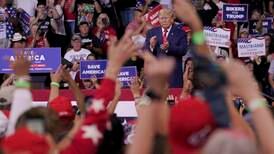 Donald Trump knytter seg tettere til QAnon foran valget