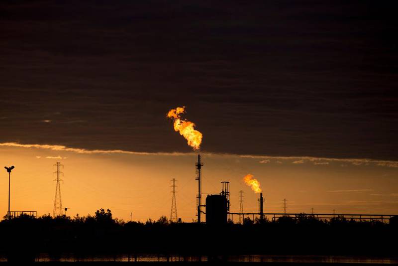Solnedgang over oljeinstallasjoner i El Tigre i Venezuela kan symbolisere virkningene av det kraftige fallet i oljepris. Tapte oljeinntekter forsterker fattigdomsproblemer i en rekke oljeeksporterende land.