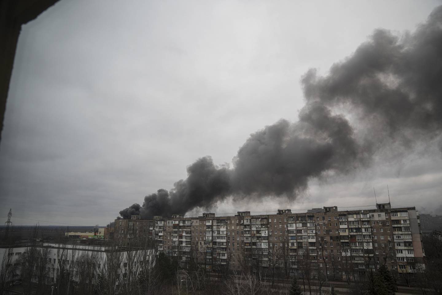 Røyk stiger fra et boligfelt i den ukrainske byen Mariupol. Bildet er fra fredag. Foto: Evgeniy Maloletka / AP / NTB