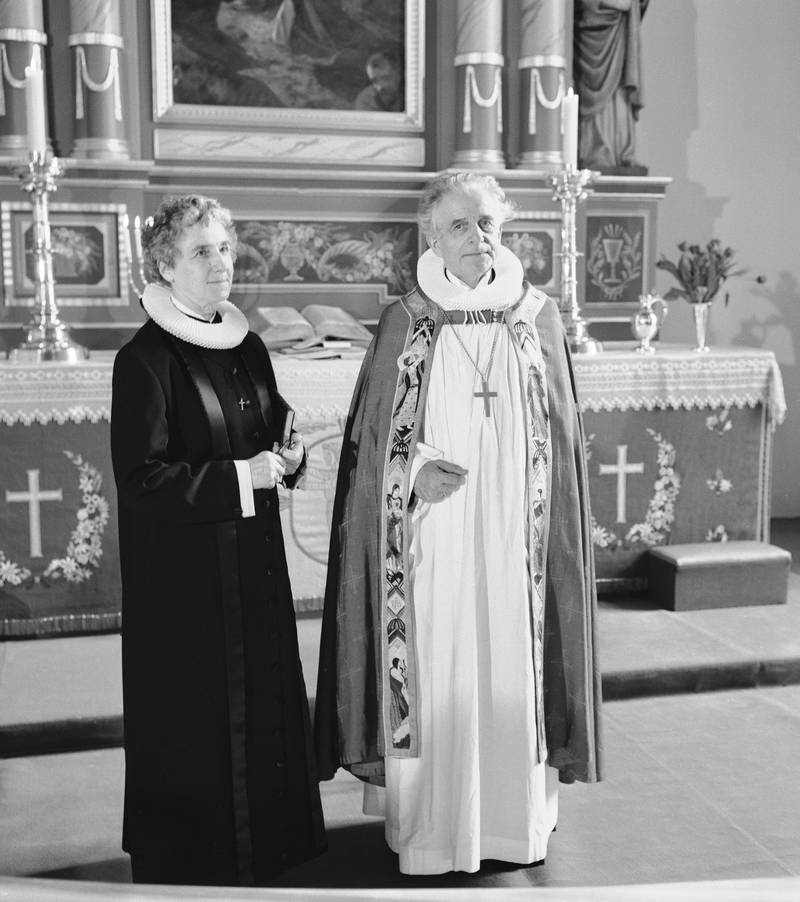 Ingrid Bjerkås, Norges første kvinnelige prest, under ordinasjonen i Vang Kirke 19. mars 1961. Biskop Kristian Schjelderup foretok ordinasjonen. Han var én av kun to biskoper som åpnet for kvinnelige prester på det tidspunktet.  