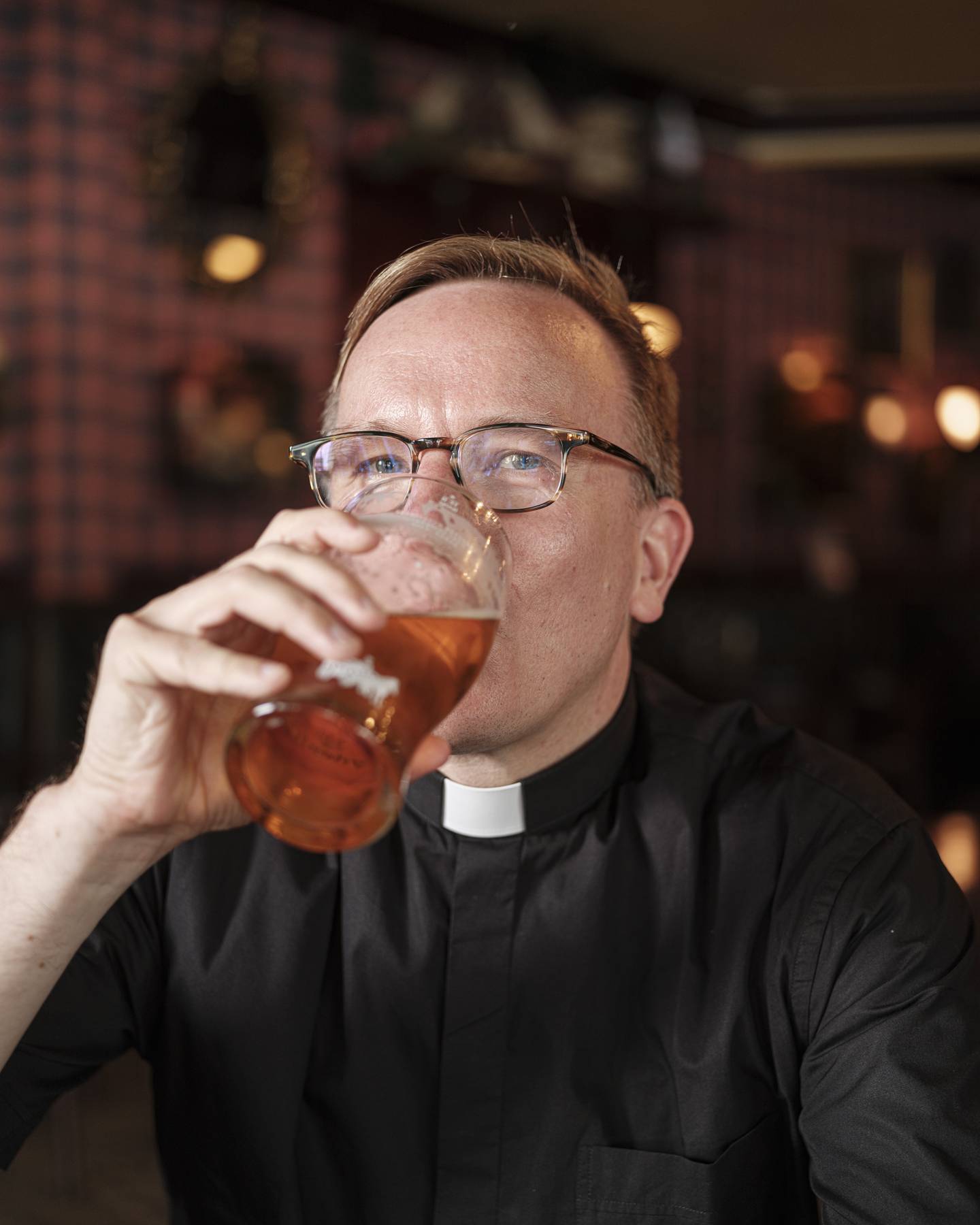 På en pub i Oslo har den katolske presten Pål Bratbak blitt med på en halvliter øl.