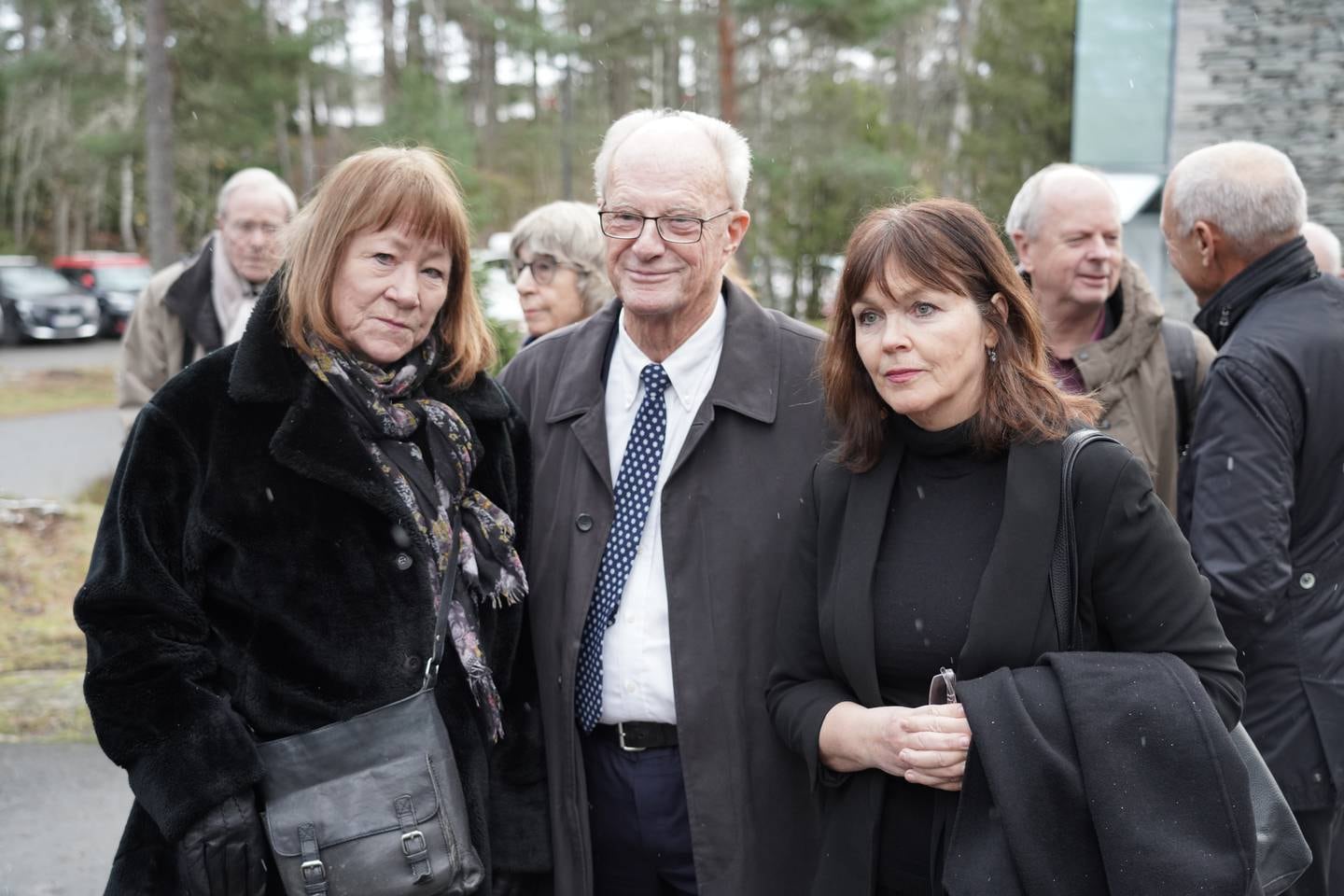 NRK-kollegene Annette Groth, Einar Lunde og Ingvild Bryn ankommer bisettelsen i Mortensrud kirke. Foto: Ole Berg-Rusten / NTB