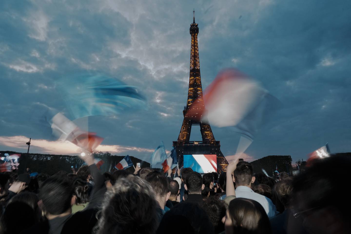 Emmanuel Macrons støttespillere og tilhengere møtte opp for å hylle den gjenvalgte presidenten foran Eiffeltårnet søndag kveld. Foto: Thibault Camus / AP / NTB