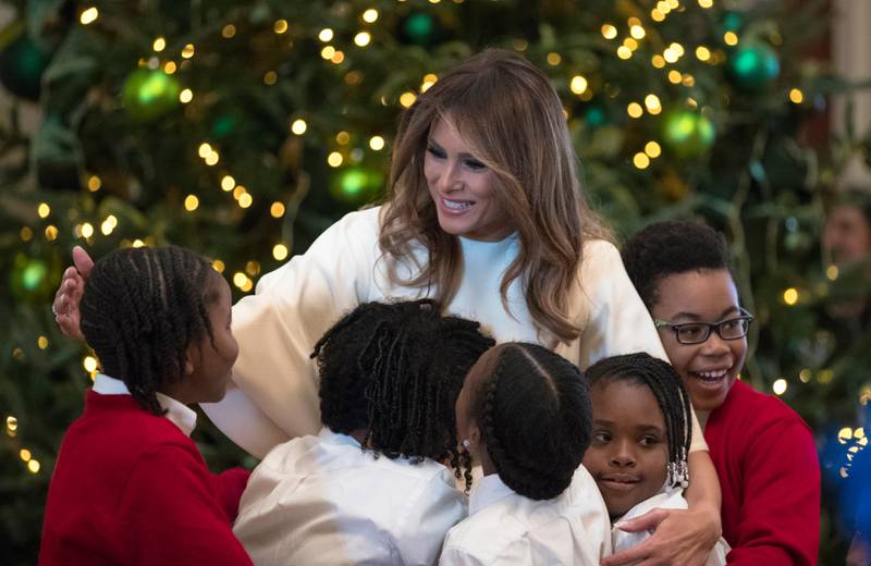 Førstedame Melania Trump viser innbudte barn et julepyntet Det hvite hus, inklusive 53 juletrær.