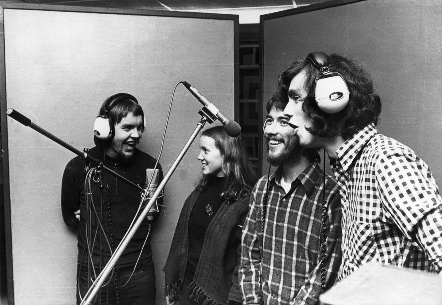 Kari Hansa og Gregers Hes spilte inn flere plater med forkynnende sanger under Jesusvekkelsen på 1970-tallet. Fra venstre Hans Eric Schei (Hes), Kari Saastad, Hans Olav Mørk og Gregers Lundh.