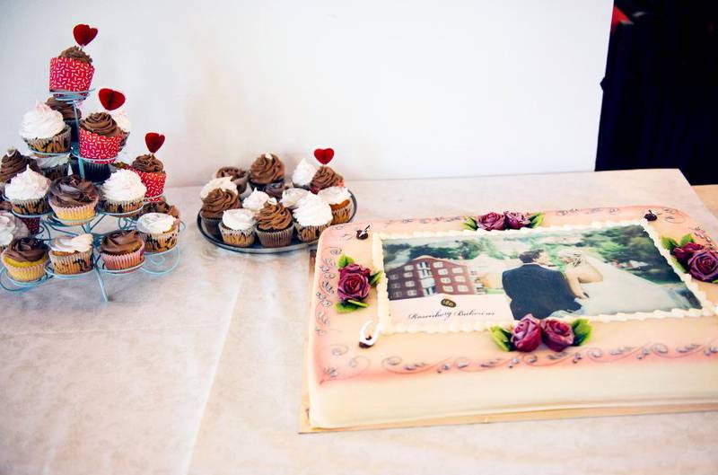 Et lokalt bakeri har sponset bryllupskaken. Nestleder i menighetsrådet har sittet oppe halve natten og bakt og dekorert cupcakes.