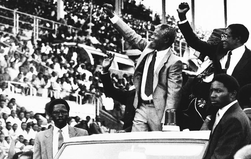 Tross vanstyre i en årrekke, har Robert Mugabe hatt en høy stjerne i store deler av Afrika. Her sammen med den løslatte ANC-lederen Nelson Mandela i Harare i 1990.