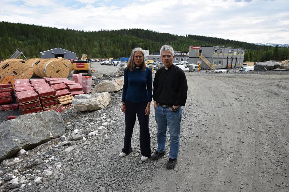 Vindmøllemotstanderne Anders Hammer og Gry Solbraa står på anleggsplassen i Mosjøen. Vindmølleutbyggingen er et av de store spørsmålene der kirken bør være på banen, mener Hammer.