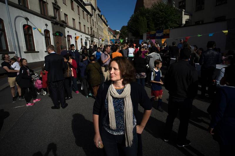 Administrasjonsleder i Oslo katolske bispedømme, Lisa Wade, synes det er godt at kulturdagen er rettet mot noe annet, mot Syria, dit overskuddet skal gå. Hun er glad for å se «hele bispedømmet» ute i gaten.