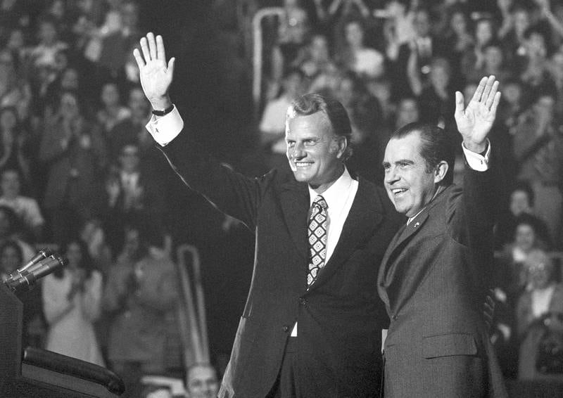 VENNER: Evangelist Billy Graham og president Richard Nixon var nære venner. Her står de sammen på scenen i en seremoni i Grahams fødeby Charlotte i Nord-Carolina.