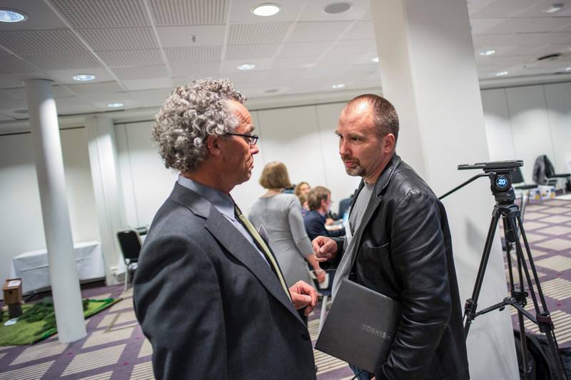 Sokneprest og høgskolelærer Tom Sverre Tomren (til høyre) melder seg ut av MDG etter uenighet i verdispørsmål. Her med daværende nasjonal talsperson Rasmus Hansson på MDGs landsmøte i 2014.