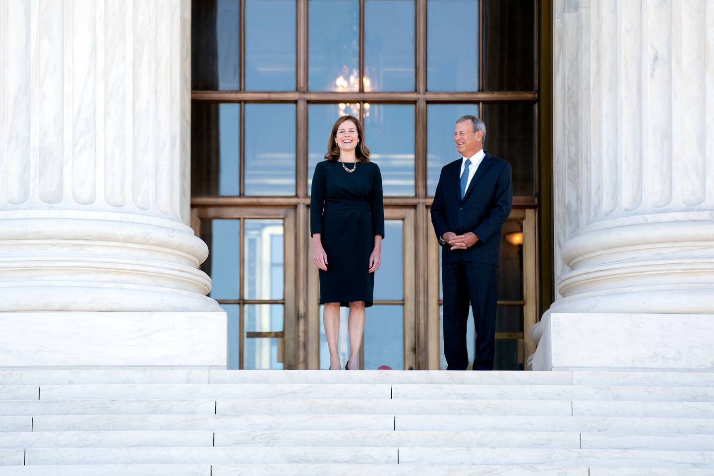 Utnevnelsen av den konservative dommeren Amy Coney Barrett tippet flertallet i høyesterett. Her fotografert med sjefsdommer John Roberts utenfor høyesterettsbygningen i Washington, DC 1. oktober 2021.