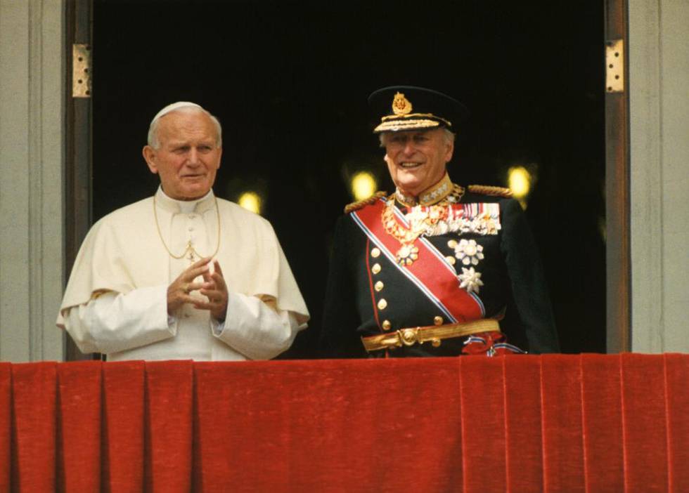 Kong Olav tok imot pave Johannes Paul II. De to mottok folkets hyllest da de kom ut på Slottsbalkongen. Øivind Østang mener at kong Olav selv hadde ønsket å delta på gudstjeneste i anledning pavebesøket.