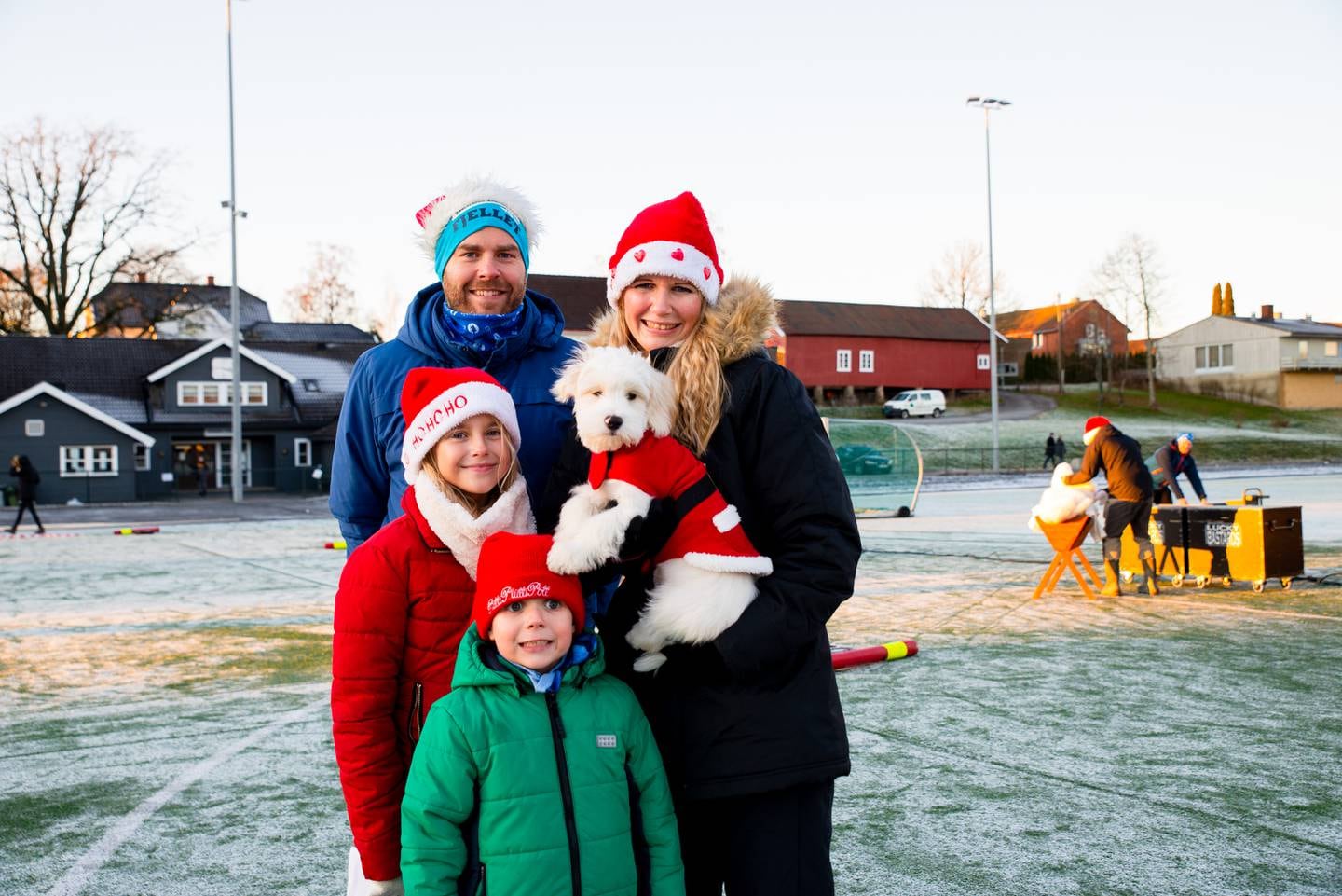 Helen Veland, Petter Veland, Mateo (5) og Thea Synnøve (9) og hunden Rocky.