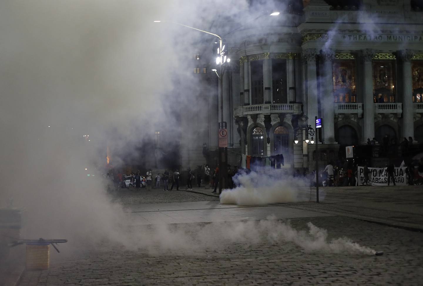 Politiet i Brasil har brukt tåregass mot demonstranter som krever president Jair Bolsonaros avgang for håndteringen av pandemien. Foto: AP / NTB