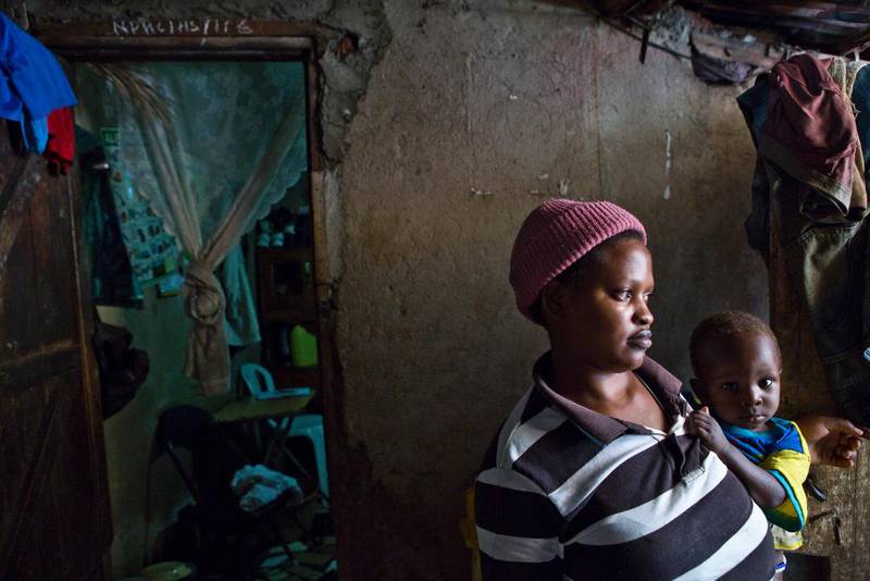 Her bor Ritah Nabandeke  (21) med sin toårige sønn. Hun har hatt i gjennomsnitt fire kunder dagen siden hun kom til Katanga.