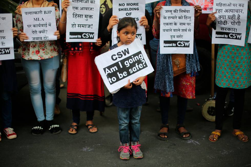 En indisk jente holder opp en plakat i protest mot voldtekter under en aksjon i New Dehli. Straffene for vold mot kvinner ble skjerpet i 2013, men antallet voldtekter av mindre-årige jenter økte med over 80 prosent fra 2015 til 2016.