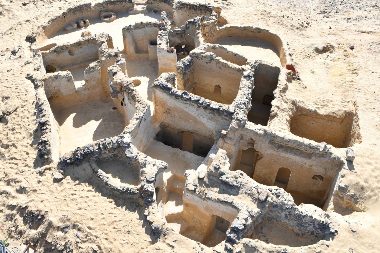 MF-professor Victor Ghica har ledet utgravningsarbeidet i Bahariya-oasen i den vestlige ørkenen i Egypt, der det som trolig er verdens eldste kloster, nå er gravd fram. Ghica sier funnene endrer vår forståelse av den tidlige kristendom.