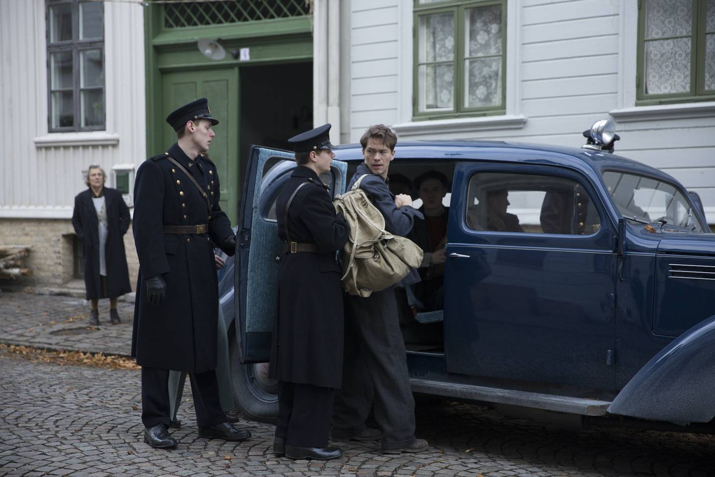 Charles Braude (Jakob Oftebro) arresteres for å sendes til interneringsleiren Berg ved Tønsberg.