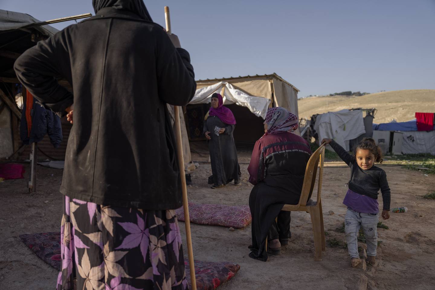 Mange av innbyggerne i Khan al-Ahmar er etterkommere av beduiner fra Jahalin-stammen som ble fordrevet fra Negev-ørkenen i Israel. Foto: AP / NTB 