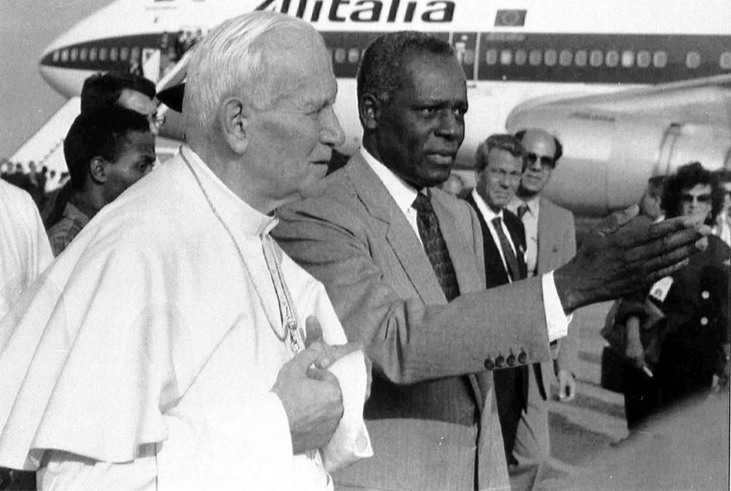 Etter 38 år ved makten har José Eduardo dos Santos møtt utallige ledere. Her ønsker han velkommen pave Johannes Paul II på flyplassen i Luanda i 1992. Foto: Fernando Ricardo/AP/NTB scanpix 
