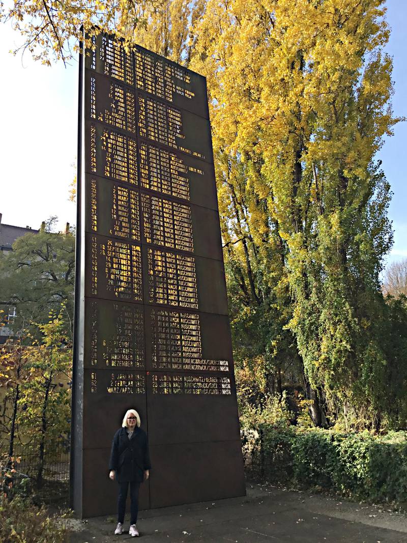 Anette Homlong Storeide foran minnesmerket over den ødelagte synagogen i Levetzowstrasse er flere meter høyt og viser oversikten over alle jødedeportasjonene fra Berlin. På bakken er det et relieff over alle synagogene i Berlin, hvordan de så ut, og hva som skjedde med dem.