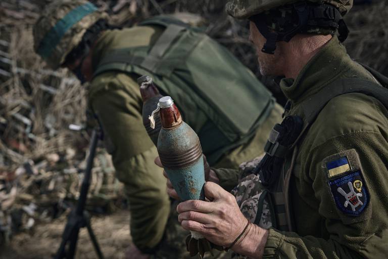 SKAL FYRE AV: Soldater fra den 28. brigade forbereder seg på å avfyre ​​en granat mot russiske stillinger i frontlinjen nær Bakhmut i Donetsk-regionen øst i Ukraina.