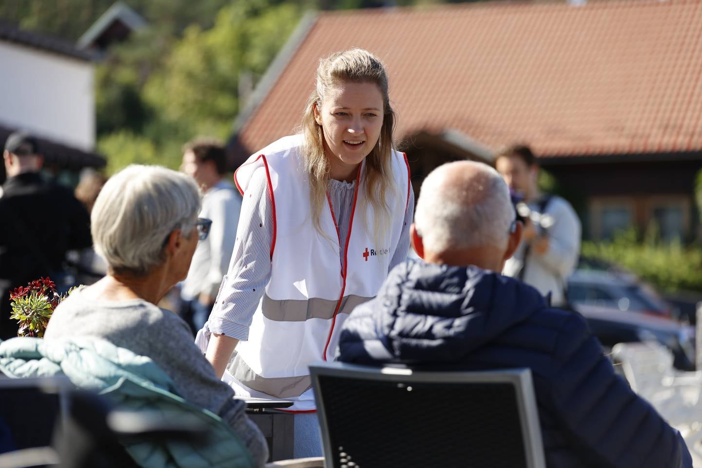 Heidi Bekkevold, leder i Røde Kors ungdom Ringerike og Hole er en av de frivillige på Sundvolden Hotel. Ifølge henne er de fleste evakuerte ved godt mot. Foto: Frederik Ringnes / NTB