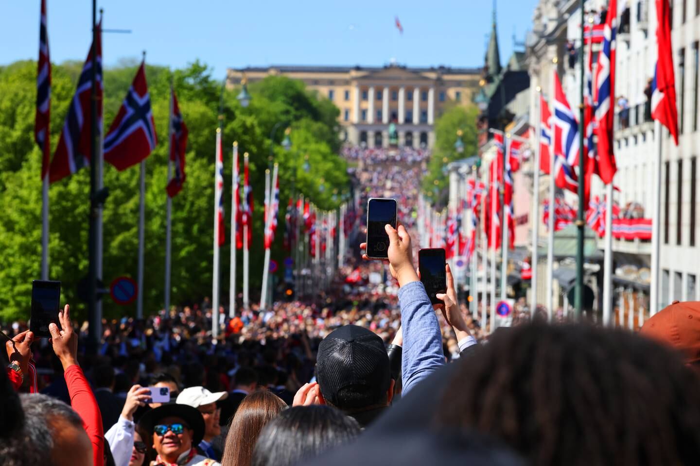 Bare i Sveits er det bedre levekår enn i Norge, her fra Karl Johan på 17. mai. 
Foto: Ørn E. Borgen / NTB