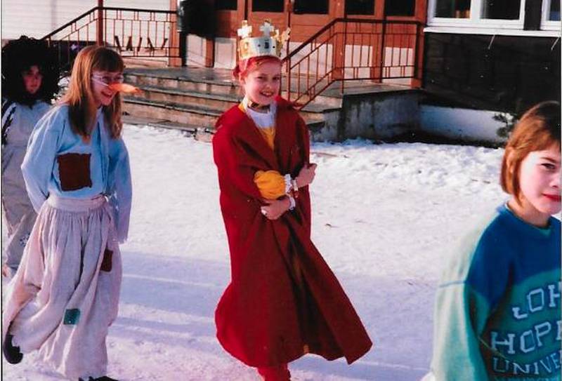 Det var kaldt på karneval. Men en skarlagens-rød cape fra mors garderobe gjorde susen.