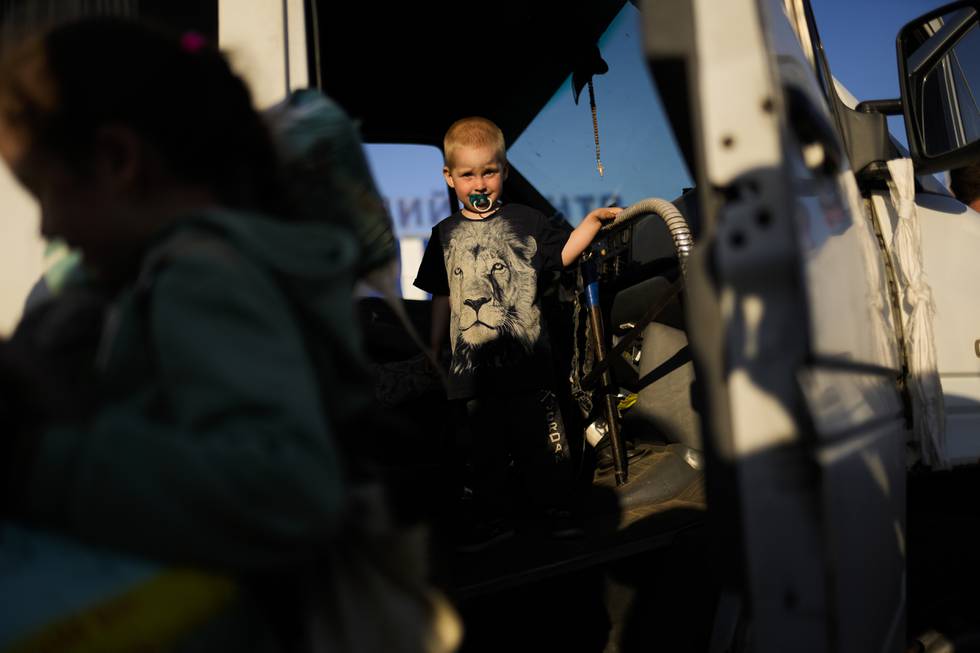 Situasjonen i Mariupol ventes å være et av temaene på møtet i FNs menneskerettsråd. Her ankommer sivile som flyktet fra havnebyen et mottak i Zaporizjzja søndag. Foto: Francisco Seco / AP / NTB