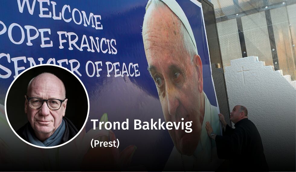 KOMMER TIL IRAK: Pater Nazeer Dako henger opp en plakat som ønsker pave Frans velkommen til Irak. Trond Bakkgevig tror pavebesøket kan være til stor inspirasjon for en hardt prøvet kristen minoritet.