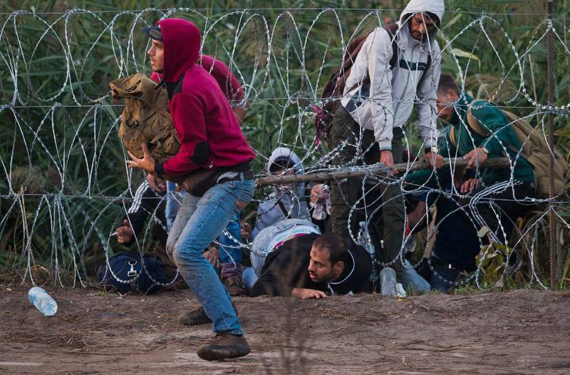 Ungarn har blitt advart av FNs flyktningsorganisasjon UNHCR for at piggtrådgjerdet kan stride med menneskerettighetene fordi den kan bli en barriere mot retten til å søke asyl.