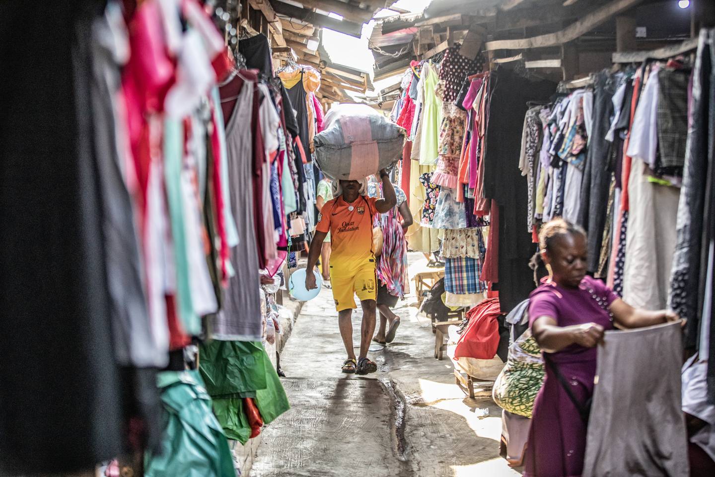 TIL SALGS: På Kantamantomarkedet i Accra er millioner av brukte klær fra den globale nord til salgs.