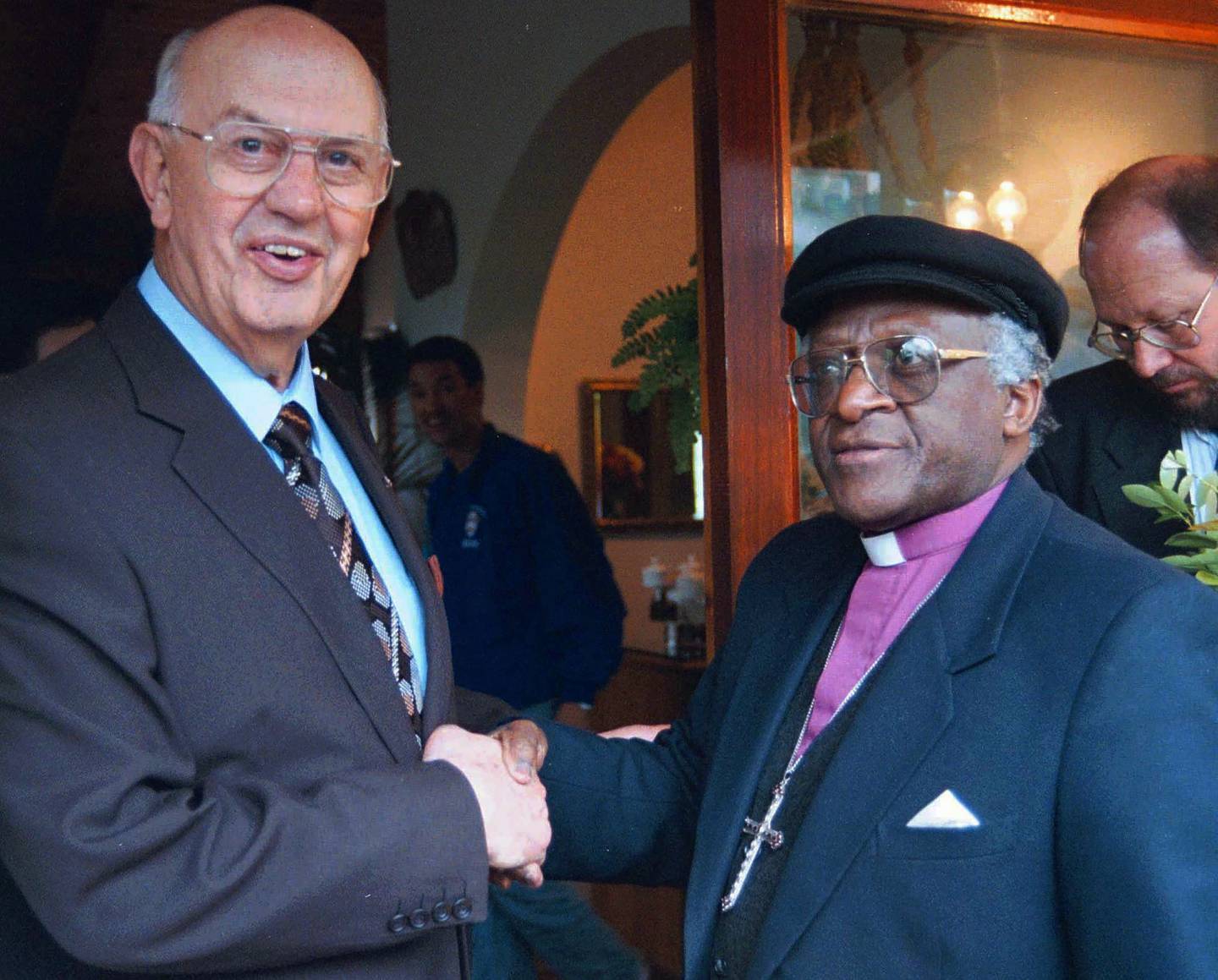 Erkebiskop Desmond Tutu og tidligere president i Sør-Afrika P. W. Botha i 1996.