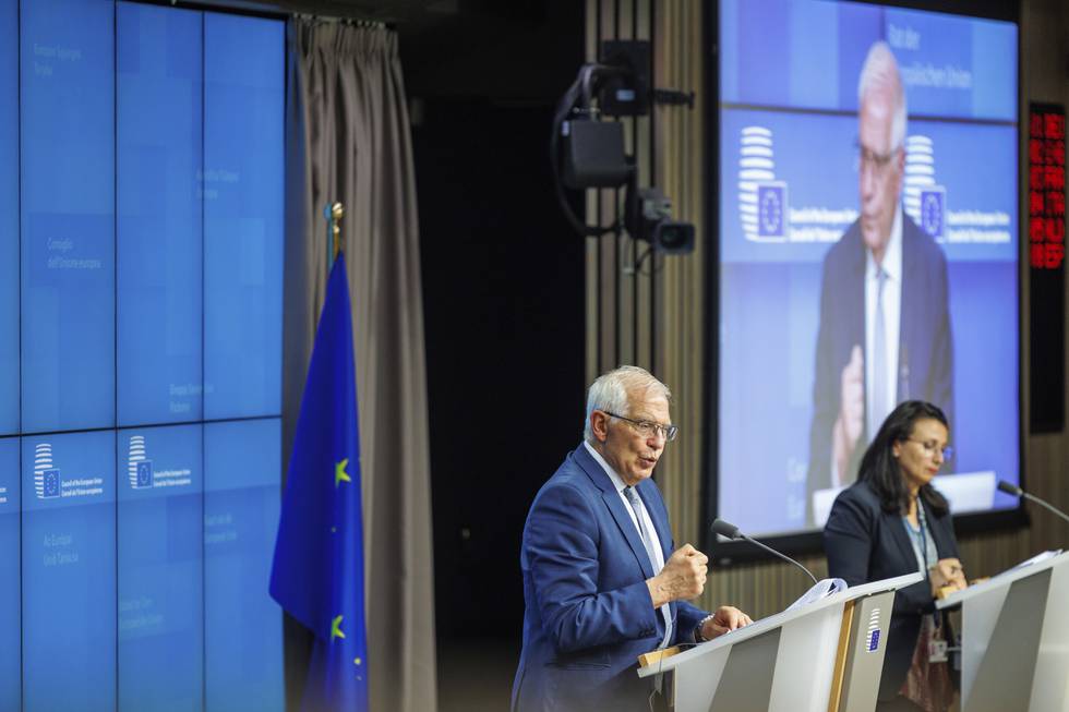 EUs utenrikssjef Josep Borrell går hardt ut mot Russland og sier landet bevisst bruker mateksport som pressmiddel. Her er Borrell under en pressekonferanse i Brussel i mai. Foto: Olivier Matthys / AP / NTB